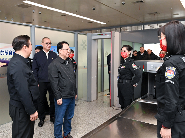 雷竞技APP景俊海到长春龙嘉邦际机场查抄领导春运就业时夸大 永远相持以百姓为中央的就业导向 努力修建出行太平道保卫万家聚合年(图2)